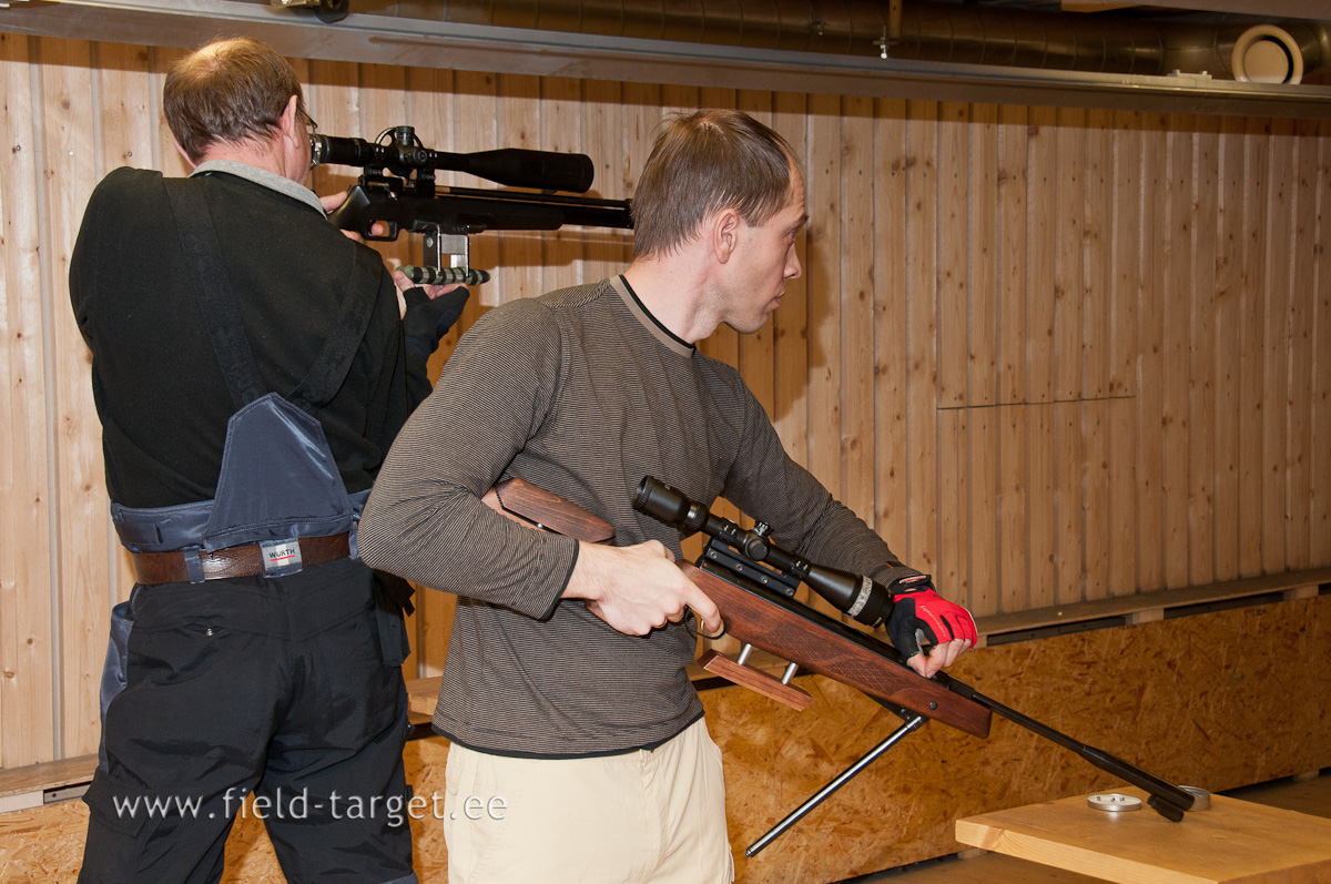 0030   Indrek laeb oma vedrupussi ja  Kalevit on raske pildistada, sest ta on vasakukaeline